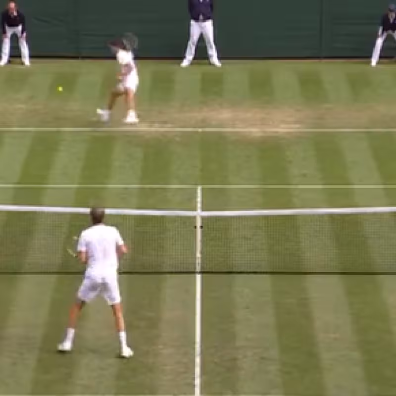 El increíble punto con el que Alcaraz puso en pie a la Pista 1 de Wimbledon 2022