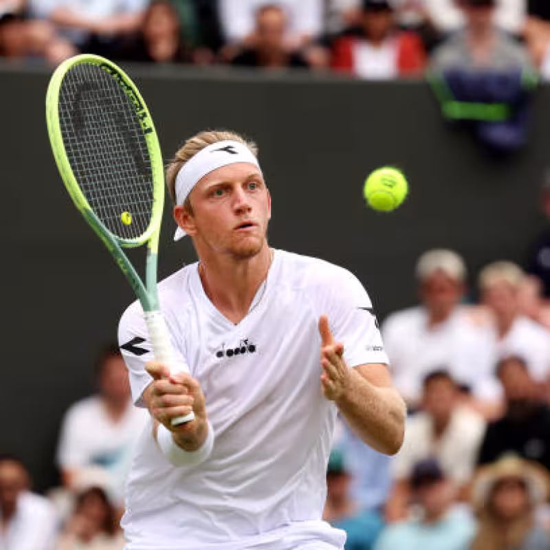 Alejandro Davidovich, ante Holger Rune en Wimbledon 2023. Foto: gettyimages