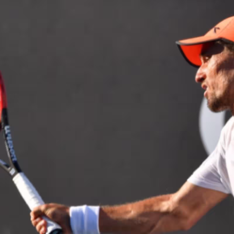 Dolgopolov, el último en cambiar las raquetas por las armas