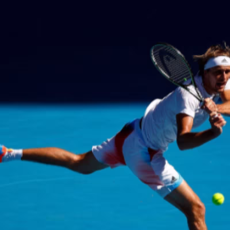 Zverev se impone ante McDonald con algunas dudas