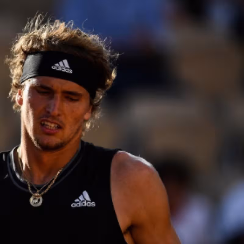 Zverev logra escabullirse de sus propios fantasmas