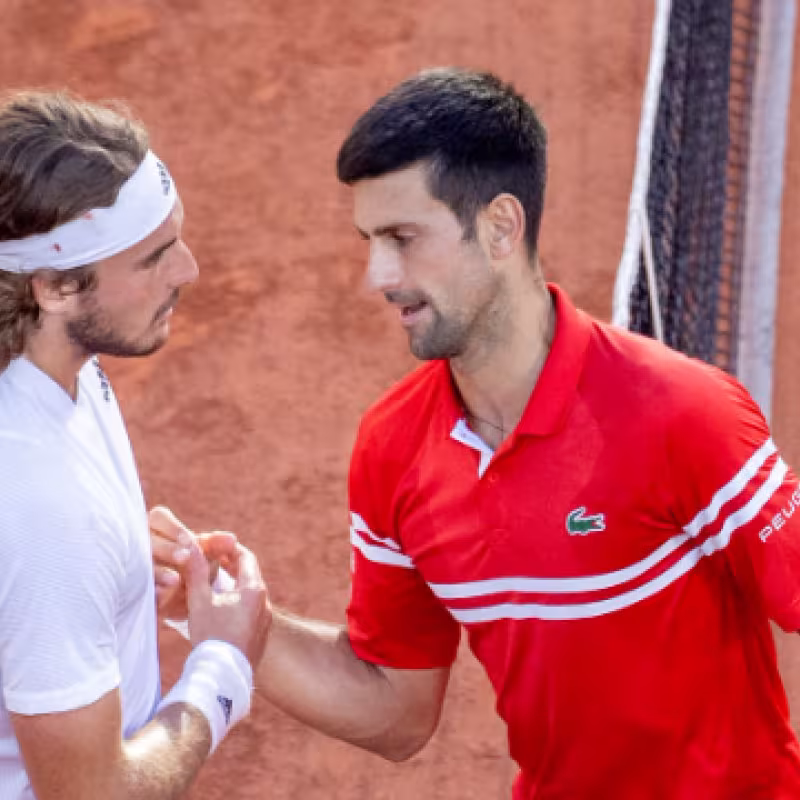 Stefanos Tsitsipas y Novak Djokovic. Foto: Getty