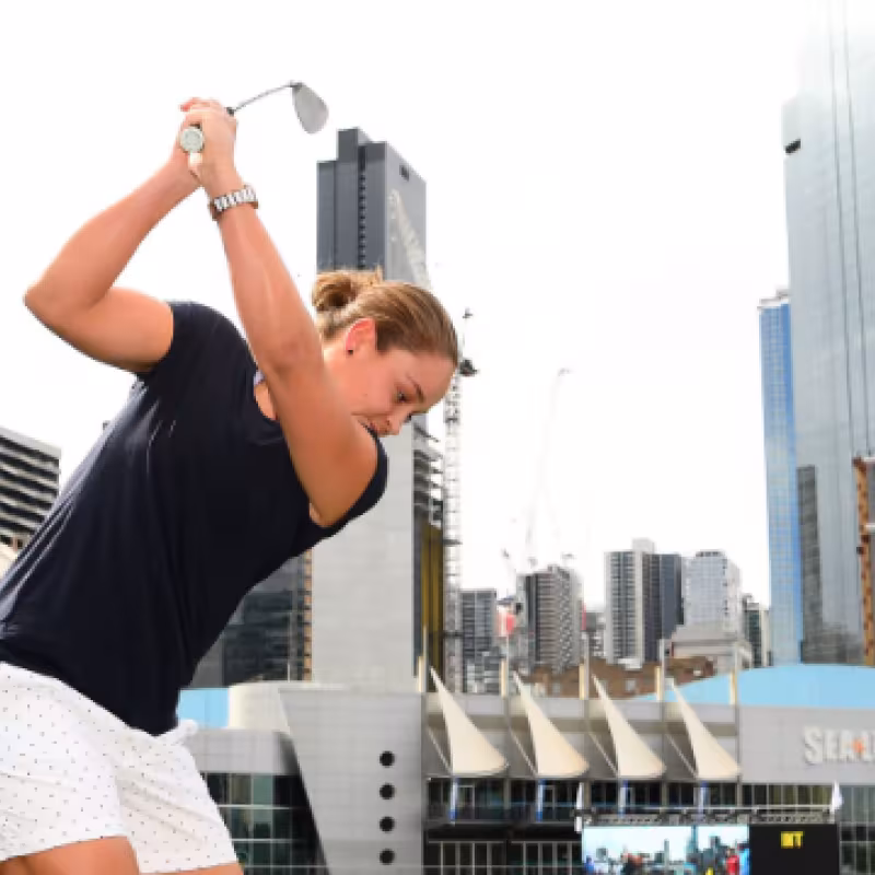 Ashleigh Barty triunfa en un torneo de golf en Brisbane