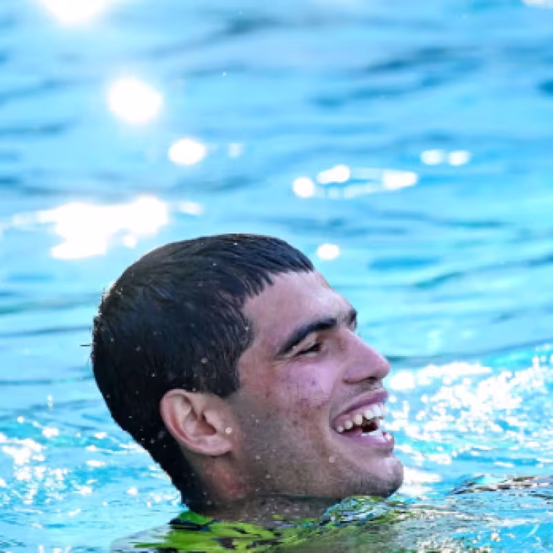 Así ha sido el baño de Alcaraz como campeón del Conde de Godó 2023