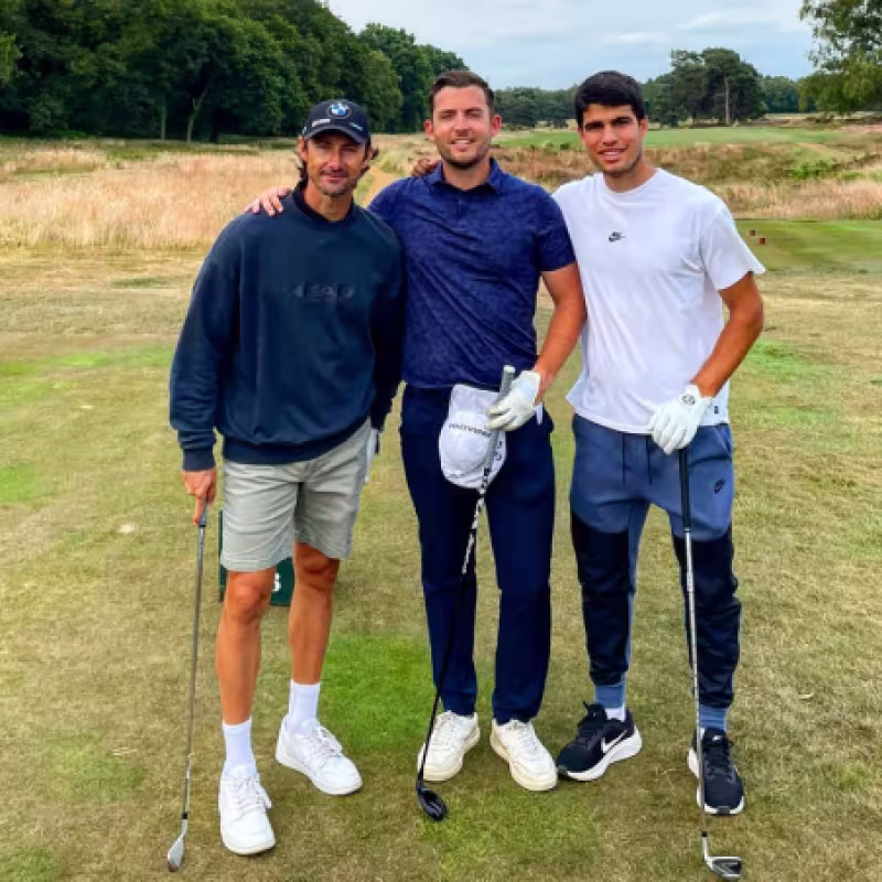 Alcaraz se relaja jugando al golf antes de su debut en Wimbledon