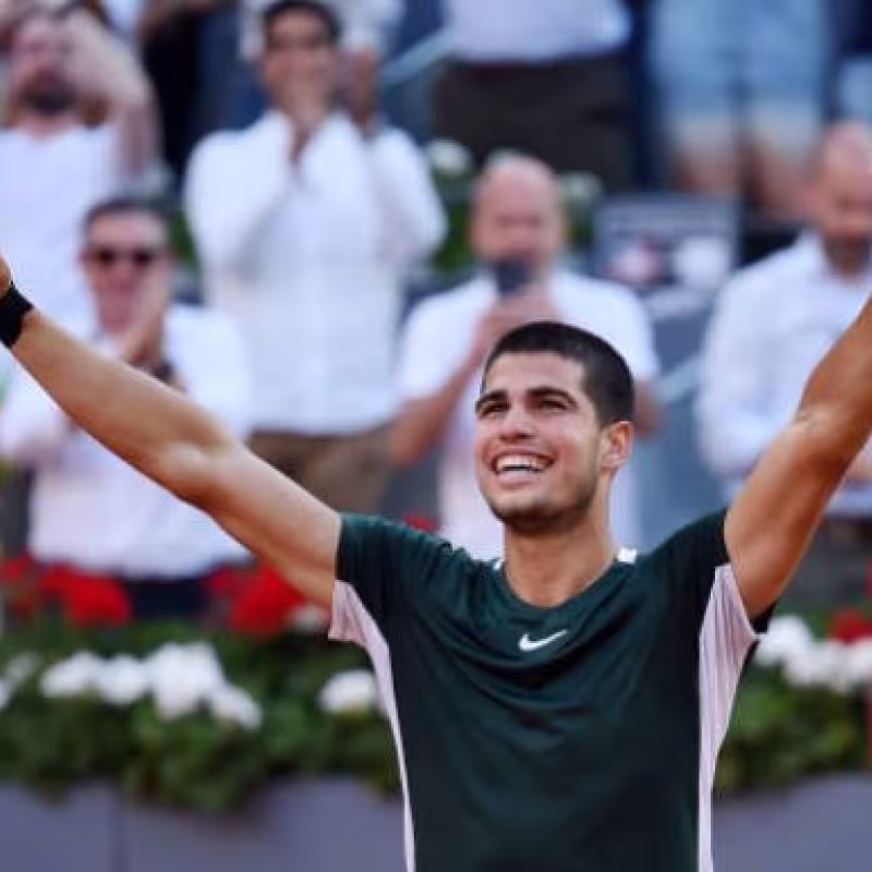 Alcaraz se convierte en el primer tenista en ganar a Nadal y a Djokovic en el mismo torneo sobre tierra batida