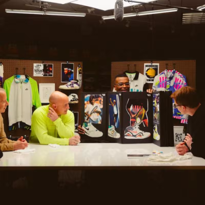 Agassi supervisa el proceso de elección. Fuente: Nike