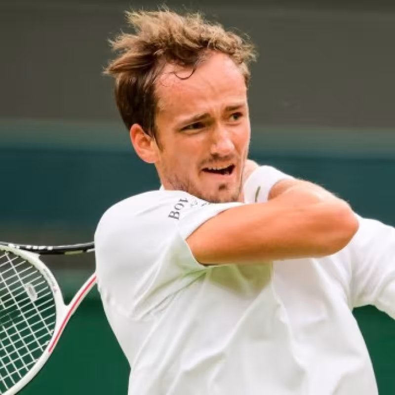 Medvedev remontó a Bublik para avanzar de ronda en Toronto