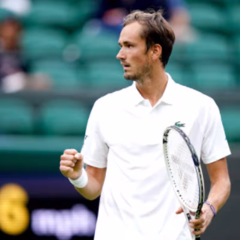 Medvedev no se apiadó de Alcaraz y lo eliminó de Wimbledon. Foto: Getty
