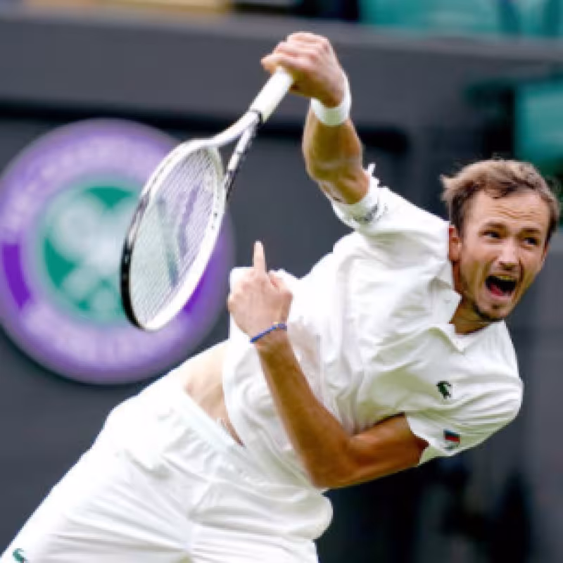 Medvedev se deja un set para vencer a Struff en su debut en Wimbledon
