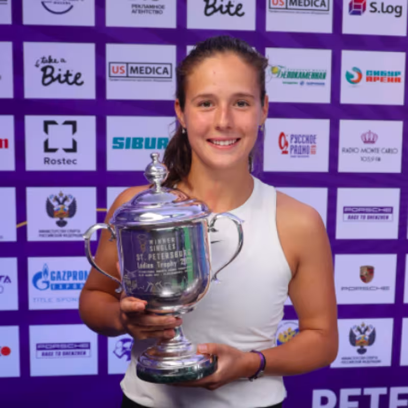 Daria Kasatkina posa con su cuarto título WTA. Fuente: Formula TX