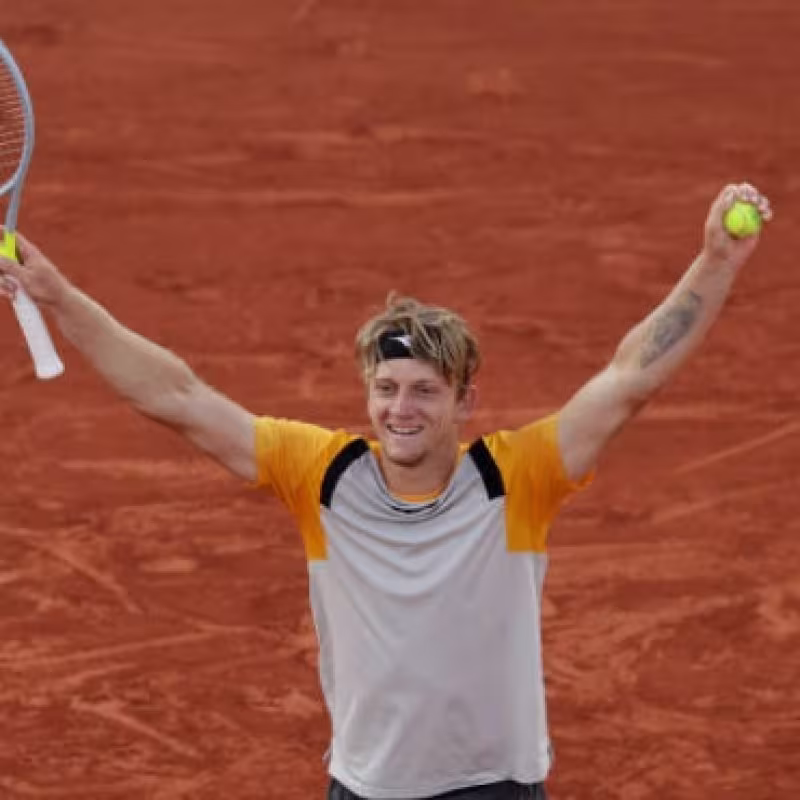 Alzando los brazos victorioso el malagueño Alejandro Davidovich. Foto: Getty