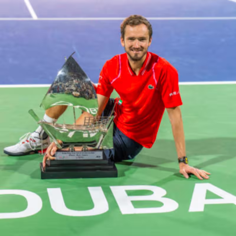 Daniil Medvedev con el título de Dubái 2023. Foto: Getty