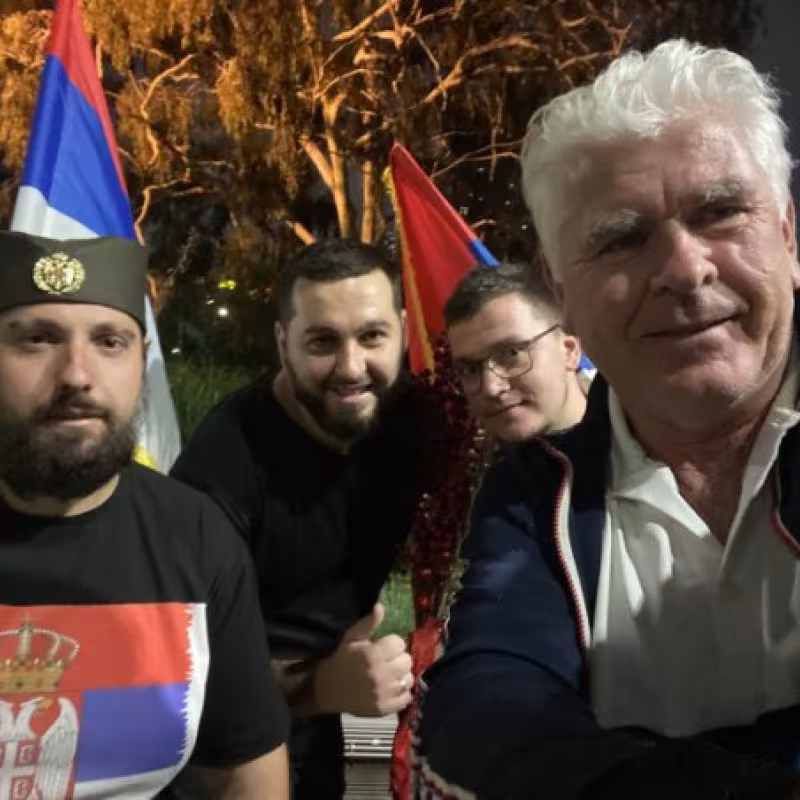 El ex director del Open de Australia se une ante las protestas por Novak Djokovic en el hotel