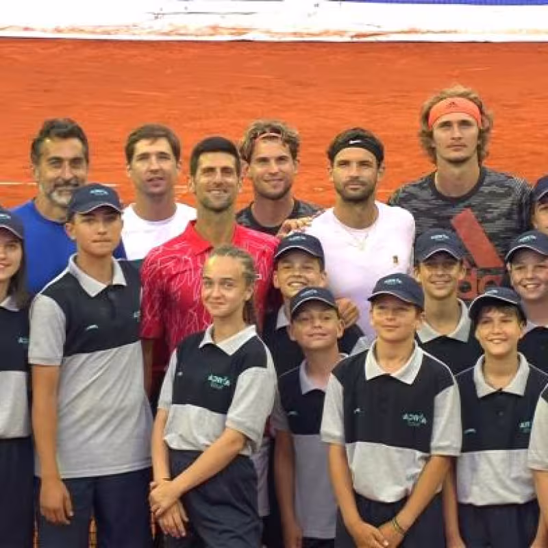 Djokovic y Jankovic ganan la exhibición en medio de una grada a rebosar