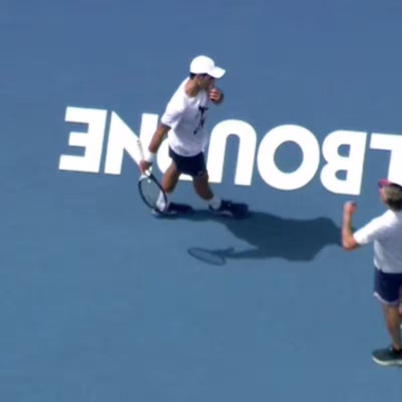 Djokovic entrena en la Rod Laver Arena pendiente de la decisión final