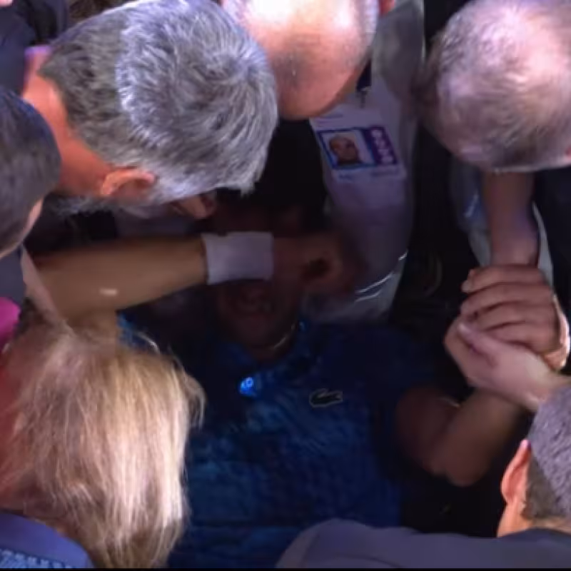 La increíble celebración de Djokovic, roto en lágrimas con su equipo