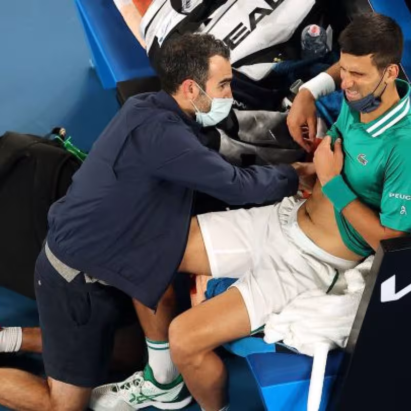 "No conozco a nadie con una rotura así que pueda golpear a la bola". Lesión de Djokovic. Foto: Getty