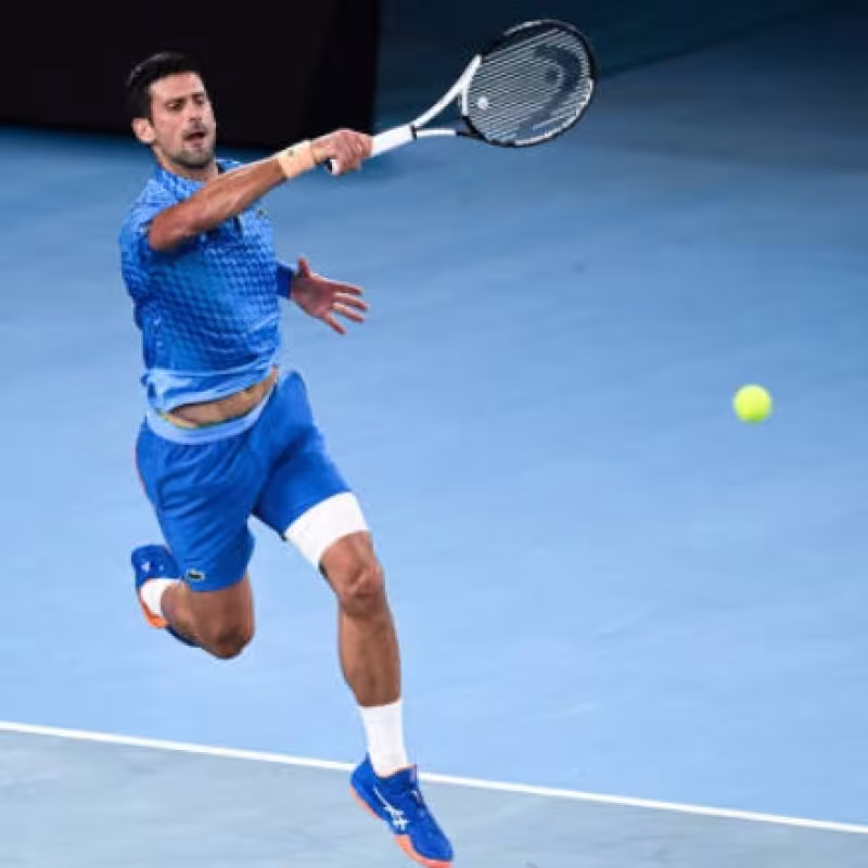 Novak Djokovic conectando una derecha durante su debut en el Open de Australia 2023. Foto: Getty