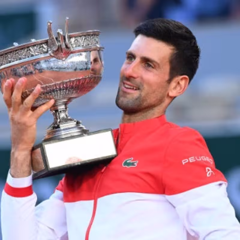 Djokovic con su segunda copa de campeón en Roland Garros. Foto: Getty