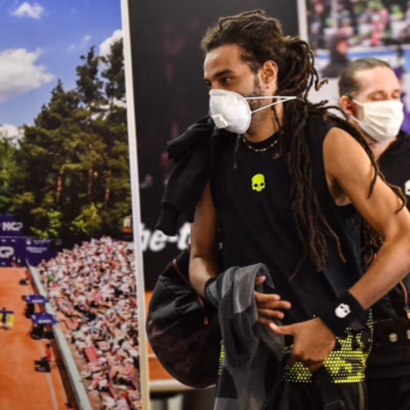 Dustin Brown asumiendo las medidas de seguridad: Fuente: AP Photo/Martin Meissner