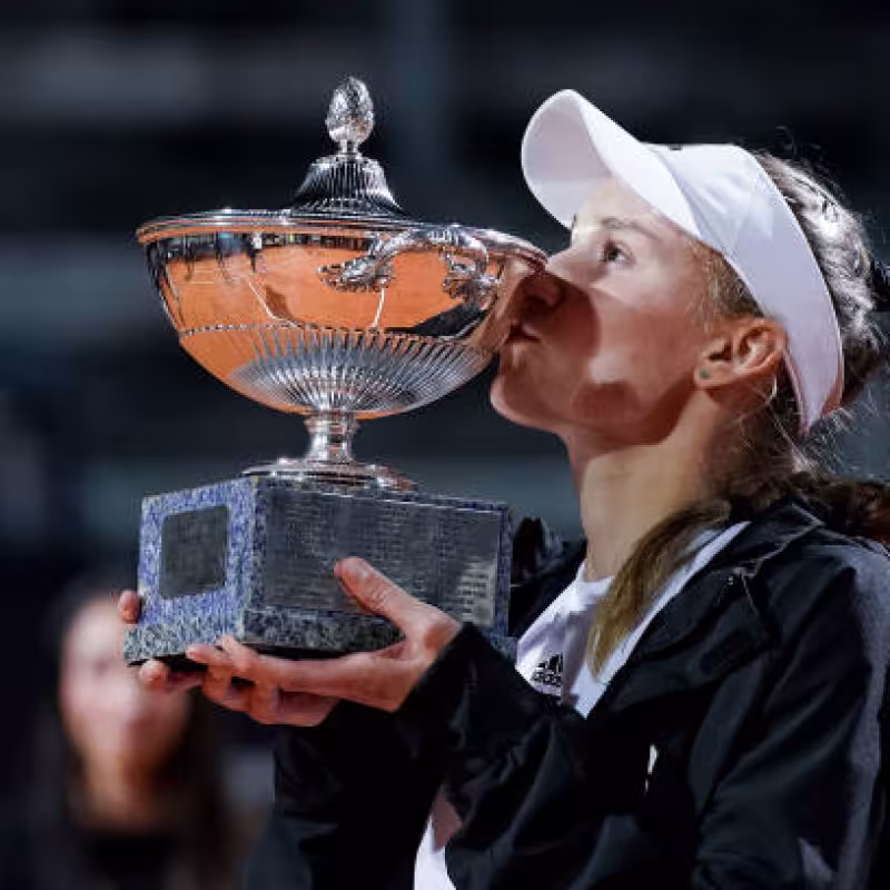 Elena Rybakina besa el trofeo del WTA Roma 2023. Foto: Getty