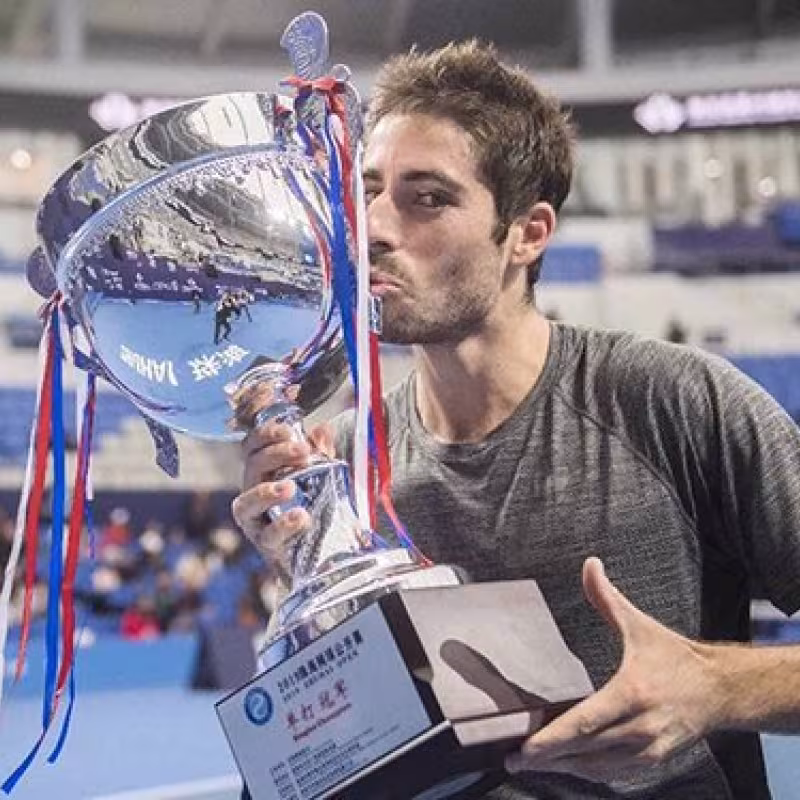 Enrique López Pérez con su título en Zhuhai. Fuente: Tenis_Espinar