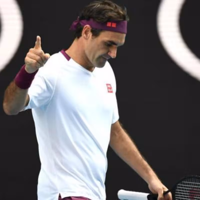 Federer practica sus trucos en casa