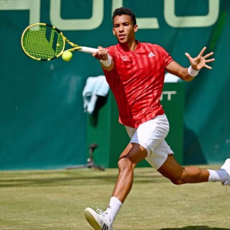 Aliassime se convierte en el tercer tenista en vencer a Federer en hierba antes de los cuartos de final