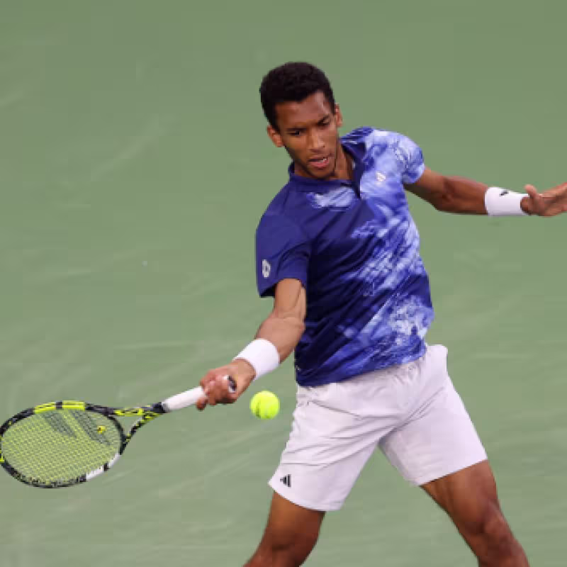 Auger-Aliassime sobrevive a Monteiro