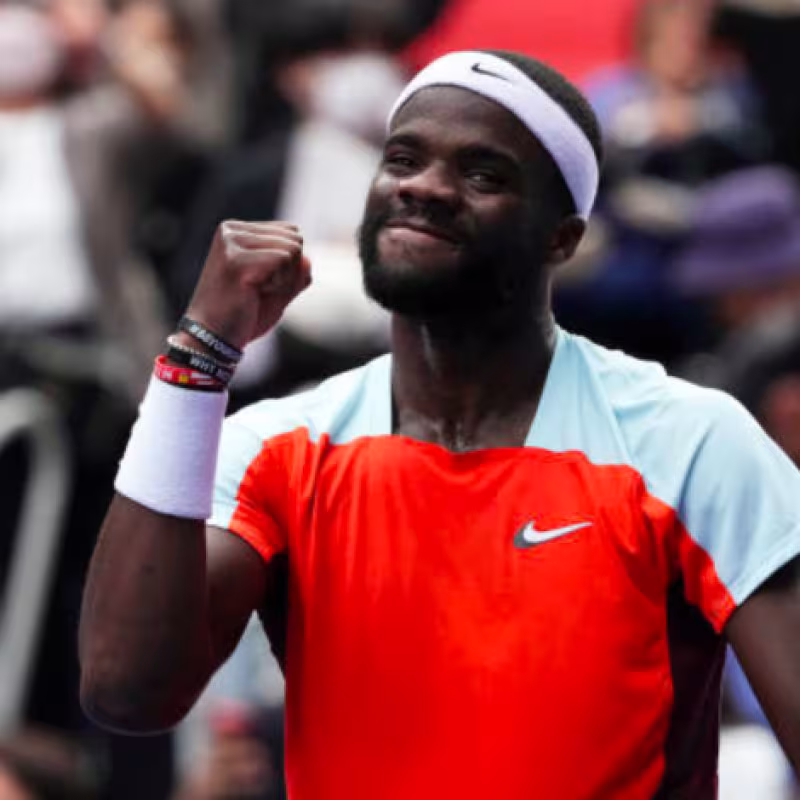 Frances Tiafoe celebra su pase a la final del ATP 500 Tokio 2022. Foto: Getty