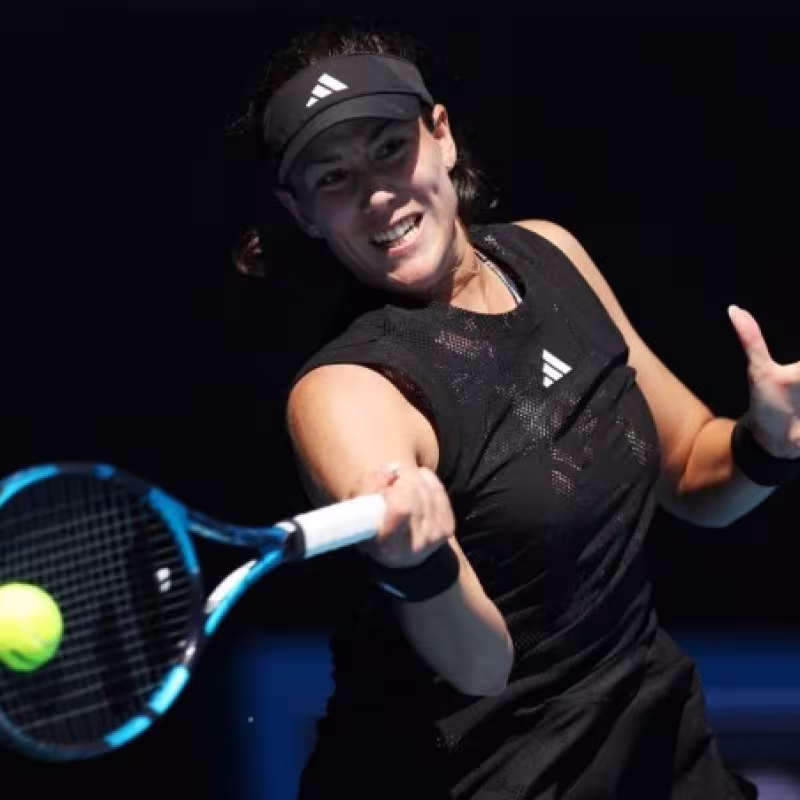Garbiñe vuelve a perder sacando para partido y sigue en caída libre