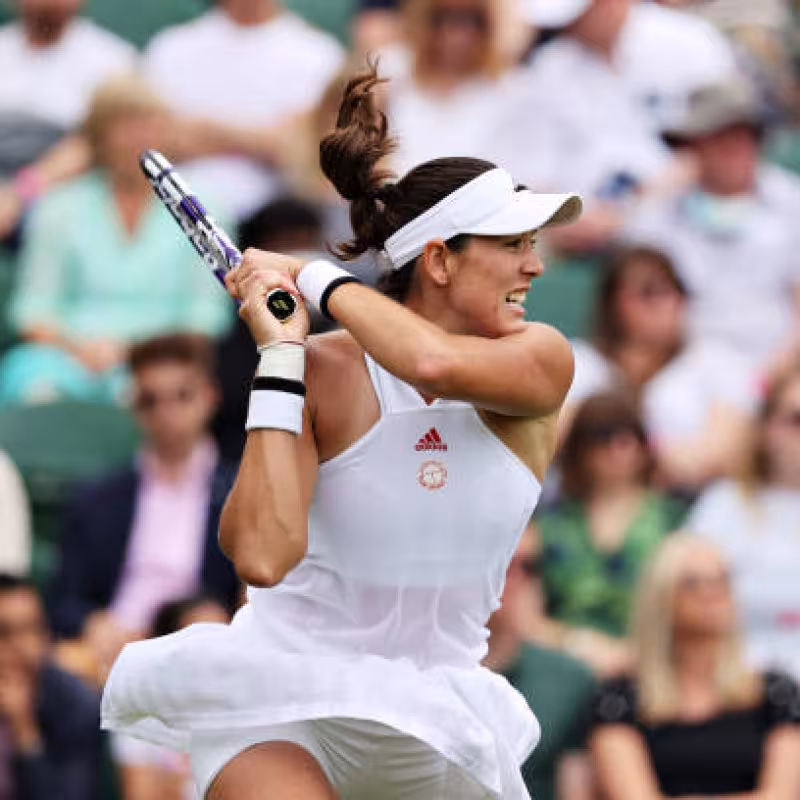 Garbiñe Muguruza con su título en Wimbledon. Fuente: Getty