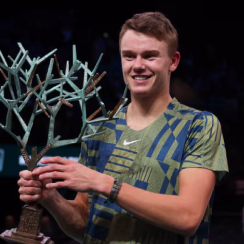 Holger Rune con el título de París-Bercy. Foto: Getty