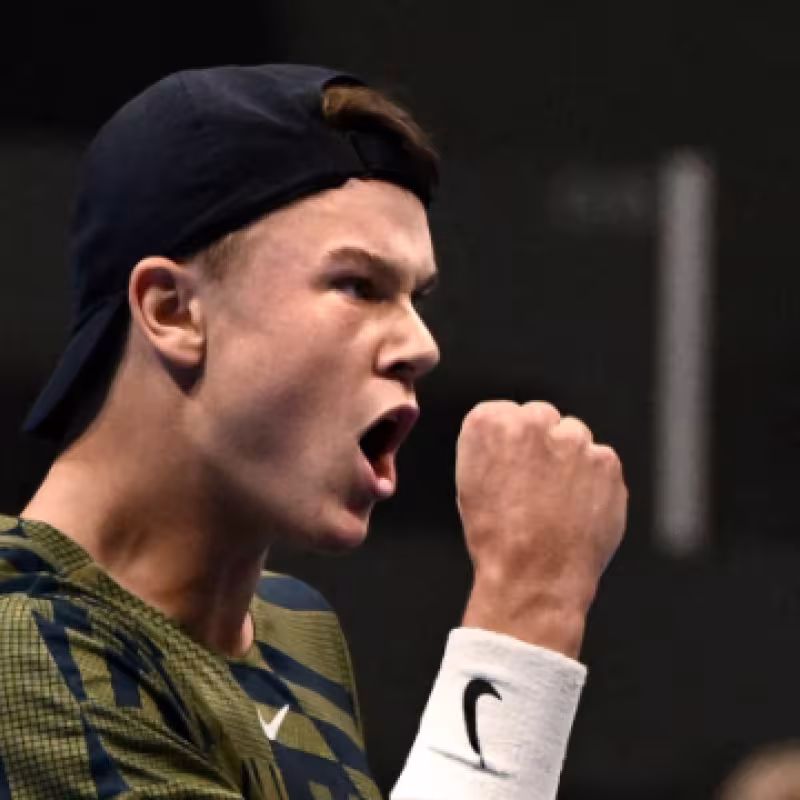 Holger Rune se impone ante Roberto Bautista en Basilea. Foto: Getty