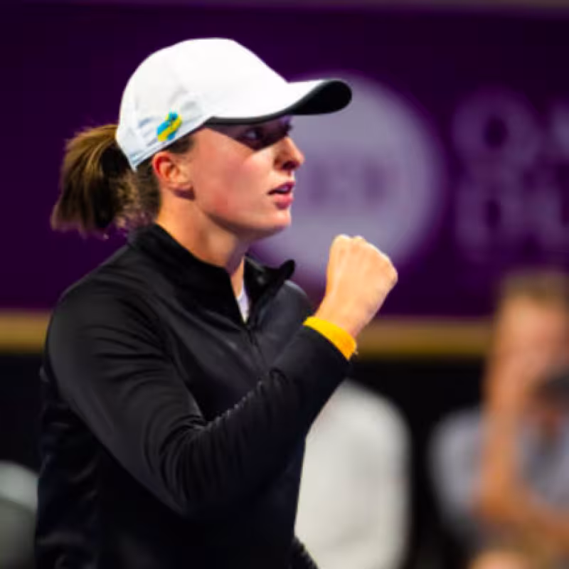 Swiatek vuelve a dar una clase de tenis, esta vez a Kudermetova