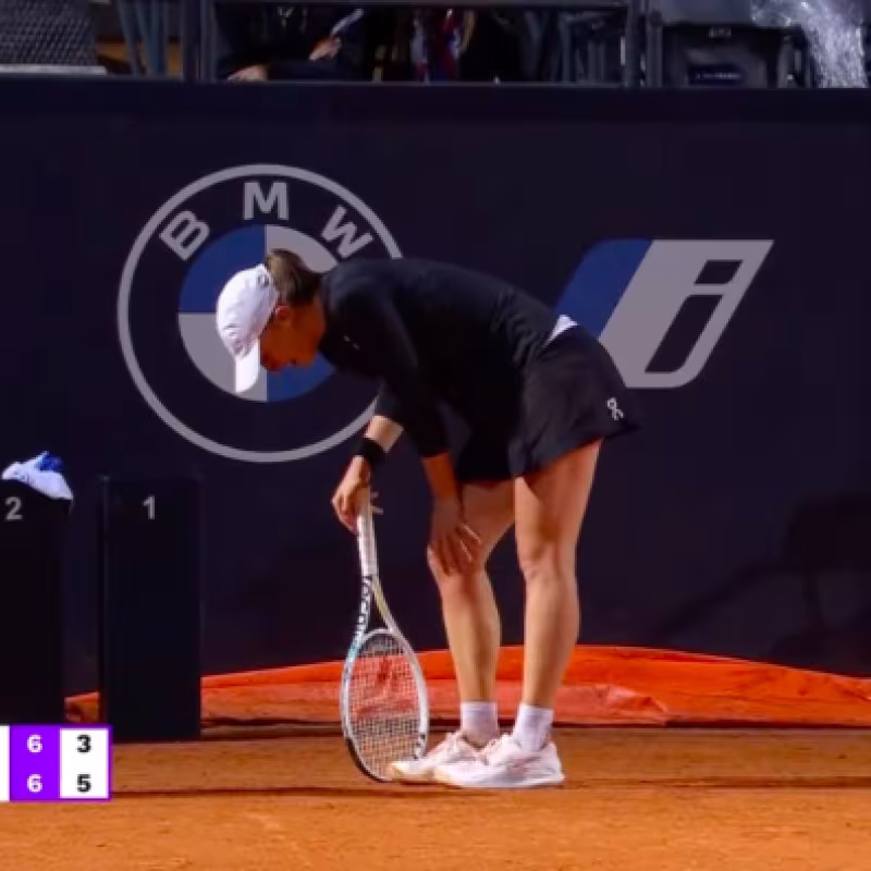 Iga Swiatek, lesionada en su duelo ante Rybakina en Roma. Fuente: DAZN