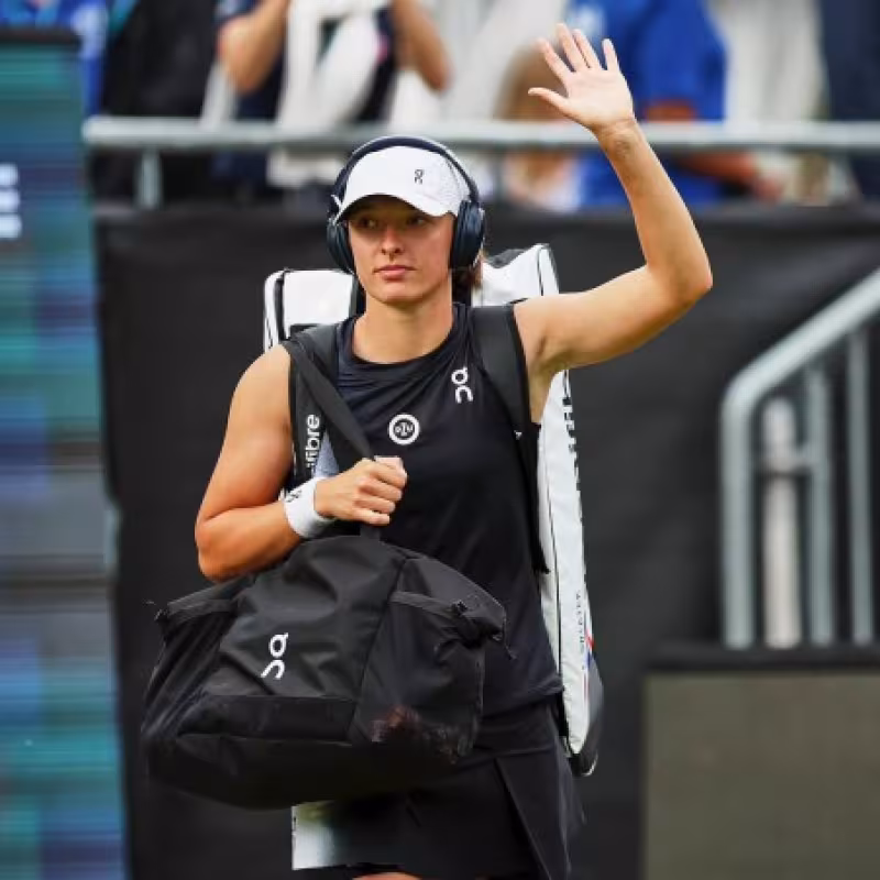 Swiatek barre de la pista a Halep