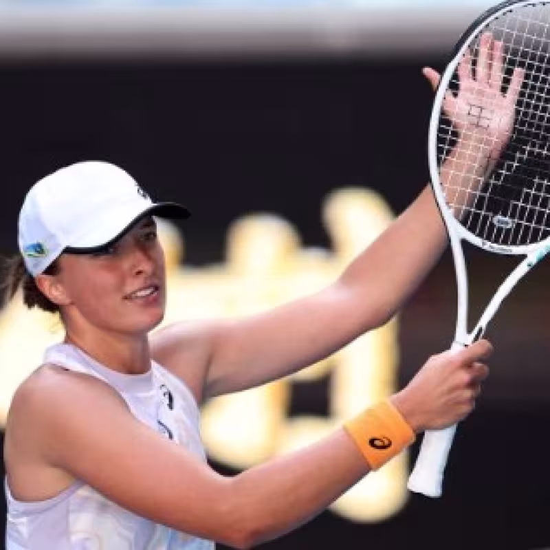 Svitolina gana una durísima batalla, Swiatek arrolladora