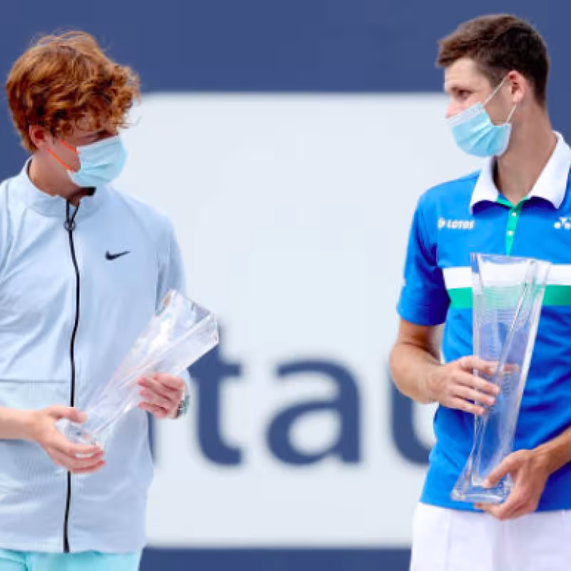 Jannik Sinner y Hubert Hurkacz en la entrega de trofeos. Fuente: Getty