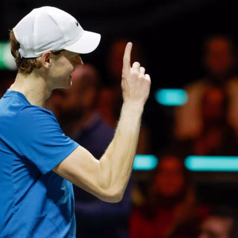 Jannik Sinner gana a Tsitsipas en ATP Rotterdam 2023. Foto: gettyimages