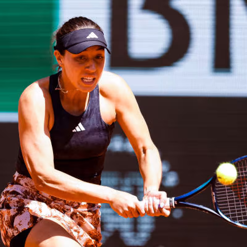 Pegula avanza en Roland Garros ante la retirada de Giorgi