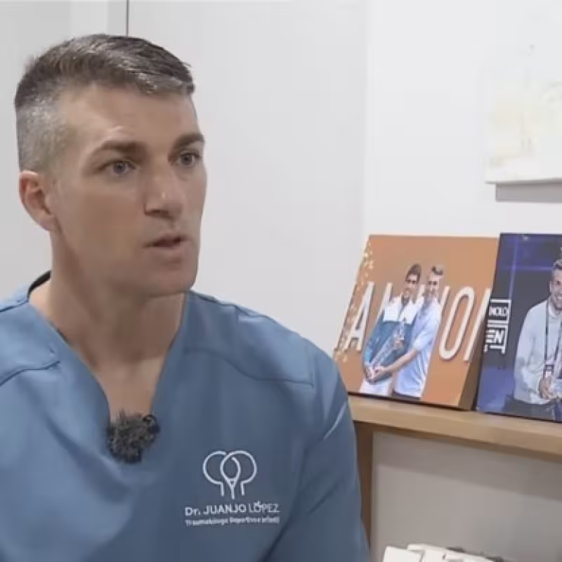 El médico de Alcaraz revela que Carlos acabó el partido ante Djokovic con molestias en la muñeca izquierda