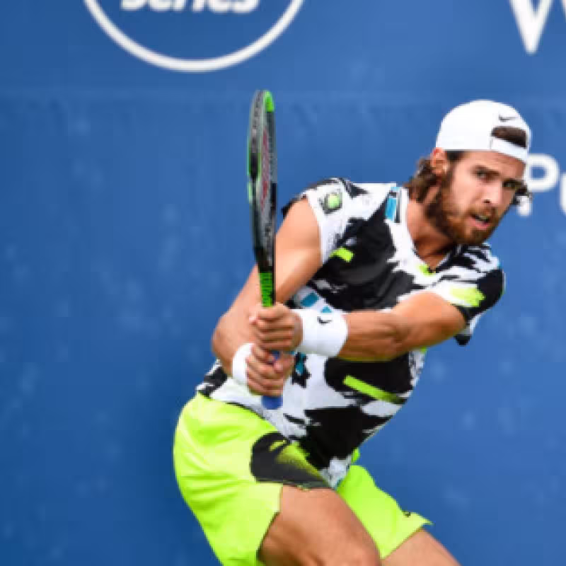 Khachanov sobrevive ante un gran Sinner mermado al final por una lesión