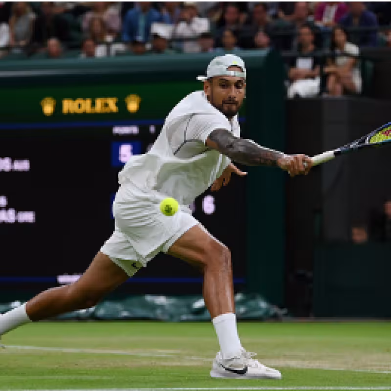 Nick Kyrgios gana a Tsitsipas en Wimbledon 2022. Foto: gettyimages