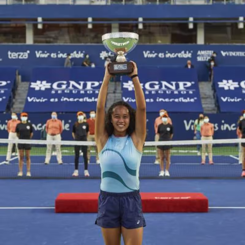 Leylah Fernandez con su título en Monterrey. Fuente Getty