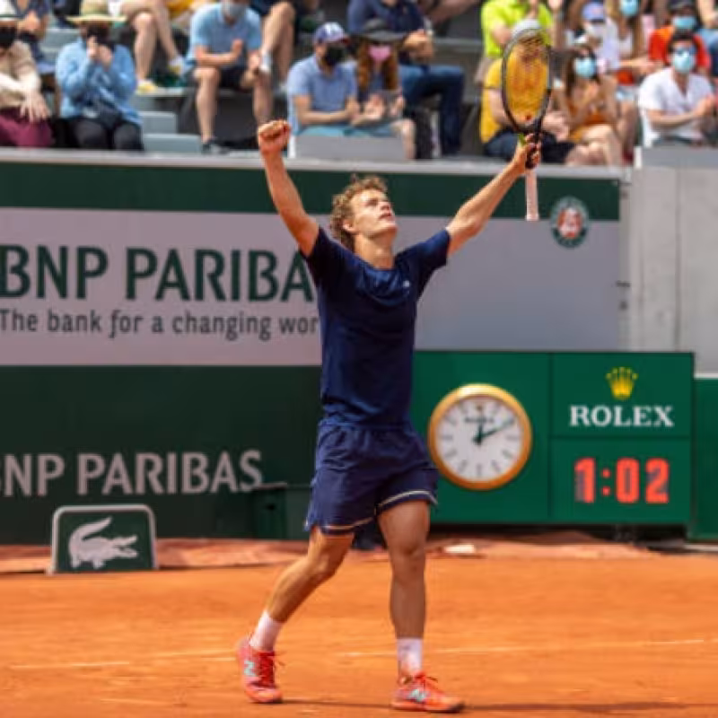 Van Assche, alzando los brazos al cielo de París tras proclamarse campeón de la prueba junior. Foto: Getty