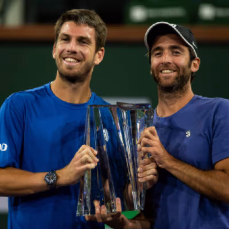 Facundo Lugones festeja junto a Cameron Norrie tras ganar en Indian Wells. Fuente: Getty