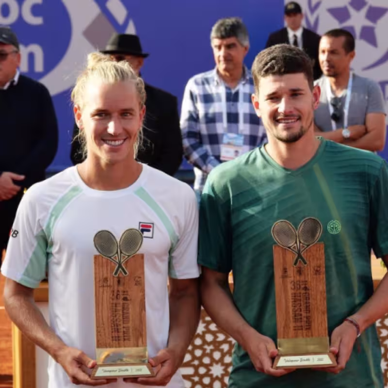 Rafael Matos y David Vega, con el título de campeones en Marrakech. Fuente: vegadavid23official