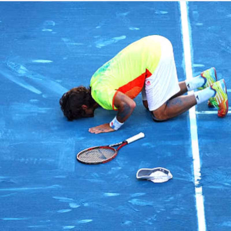 Fernando Verdasco besa la tierra azul de Madrid tras vencer a Nadal en 2012. Fuente: Getty